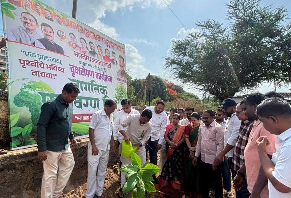 जागतिक पर्यावरण दिनानिमित्त धाकटा खांदा येथे वृक्षारोपण व मोफत रोपवाटप कार्यक्रम उत्साहात संपन्न; जिल्हाध्यक्ष अविनाश कोळी यांची प्रमुख उपस्थिती