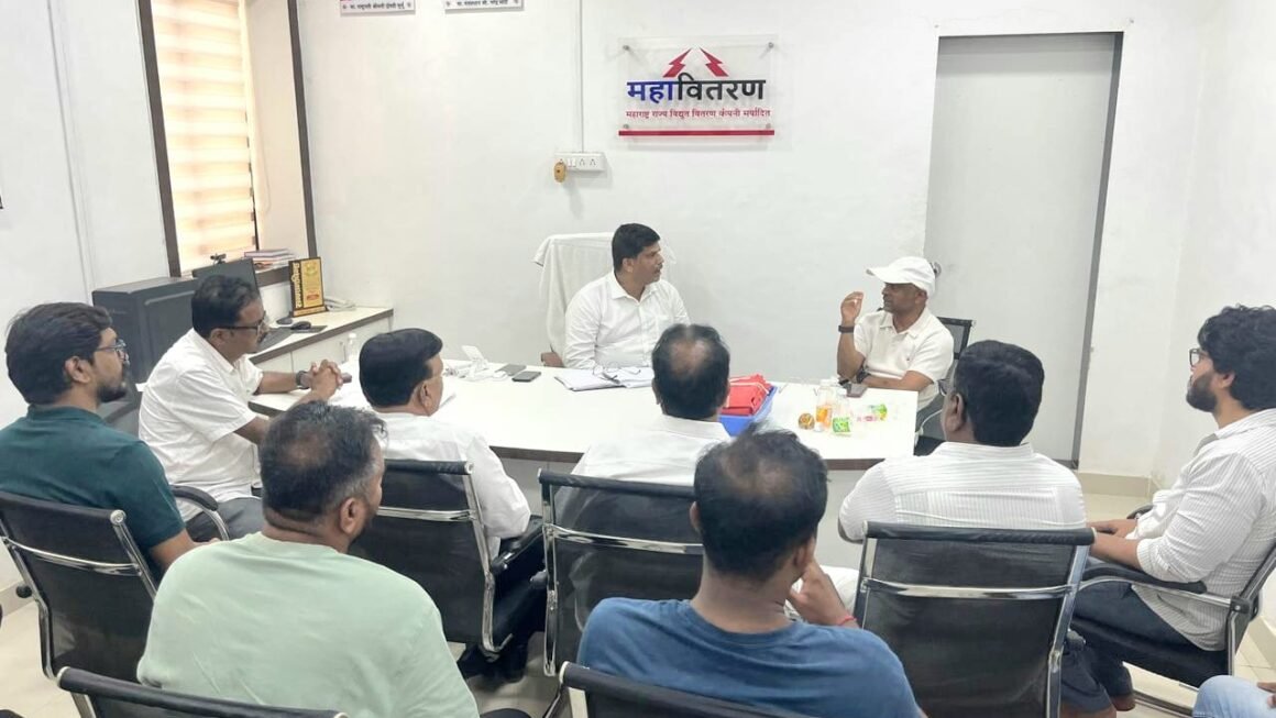 आमदार प्रशांत ठाकूर यांची महावितरण कार्यालयात धडकखंडित वीजपुरवठ्याबाबत अधिकाऱ्यांना जाब विचारत व्यक्त केली नाराजी