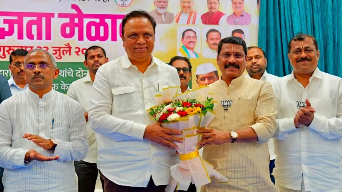 शेतकरी हा देशाच्या अर्थव्यवस्थेचा कणा; कर्जमाफीमुळे बळीराजाला मोठा दिलासा – नामदार ॲड. आशिष शेलाररायगड जिल्हा किसान मोर्चातर्फे पनवेलमध्ये ‘कृतज्ञता मेळावा’; मुख्यमंत्री देवेंद्र फडणवीस यांचे मानले आभार