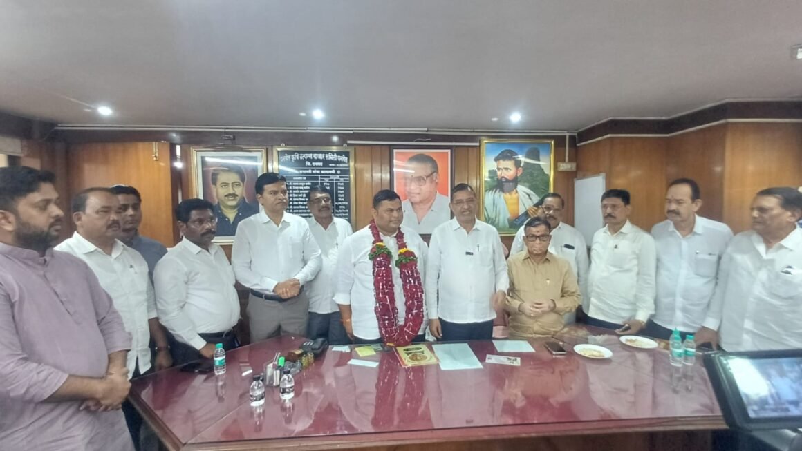 पनवेल कृषी उत्पन्न बाजार समिती सभापती पदी देवेंद्र गंगाराम मढवी यांची&nbsp; बिनविरोध निवड.