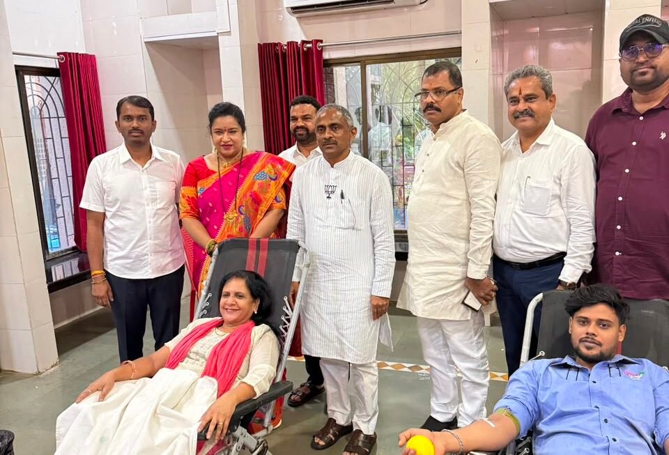 मुख्यमंत्री देवेंद्र फडणवीस यांच्या वाढदिवसानिमित्त नविन पनवेल भाजप मंडलाचे रक्तदान शिबिर उत्साहात