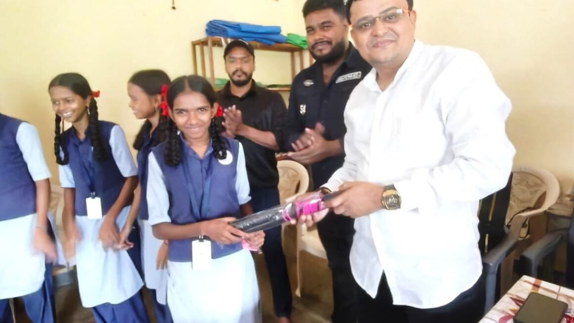 मानवता फाउंडेशनतर्फे दुर्गम भागातील गरजू विद्यार्थ्यांना छत्री वाटप; वृक्षारोपणातून निसर्ग संवर्धनाचा संदेश