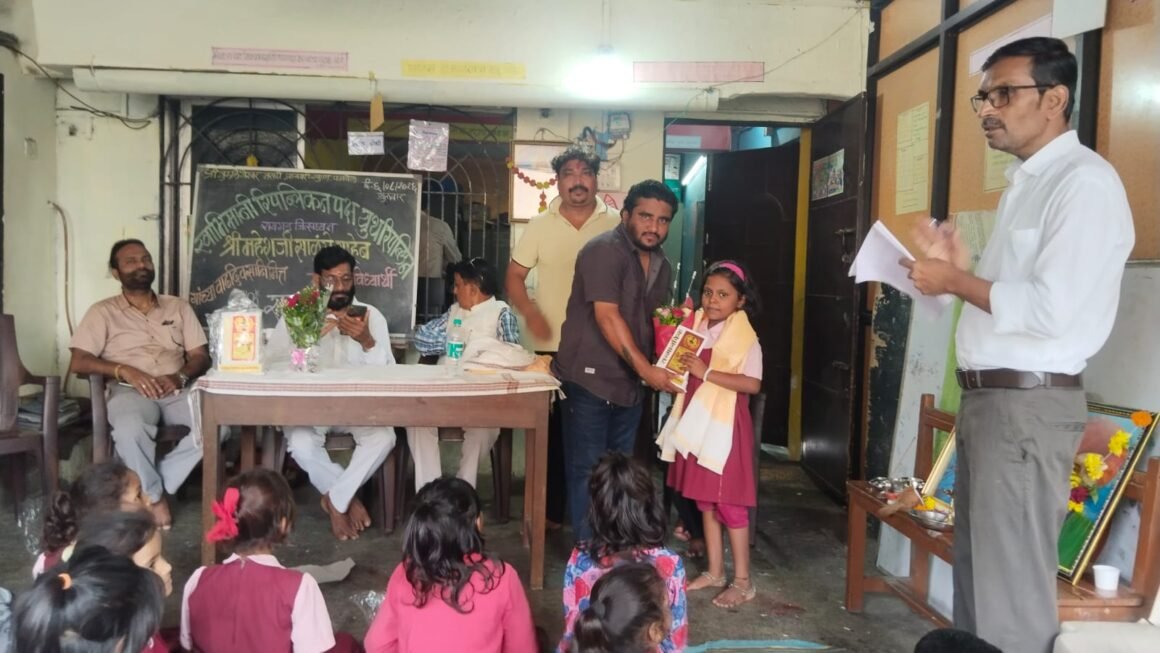 वाढदिवसाचे सामाजिक औचित्य! महेश साळुंखे यांच्या पुढाकाराने गुणवंत विद्यार्थ्यांचा सन्मान