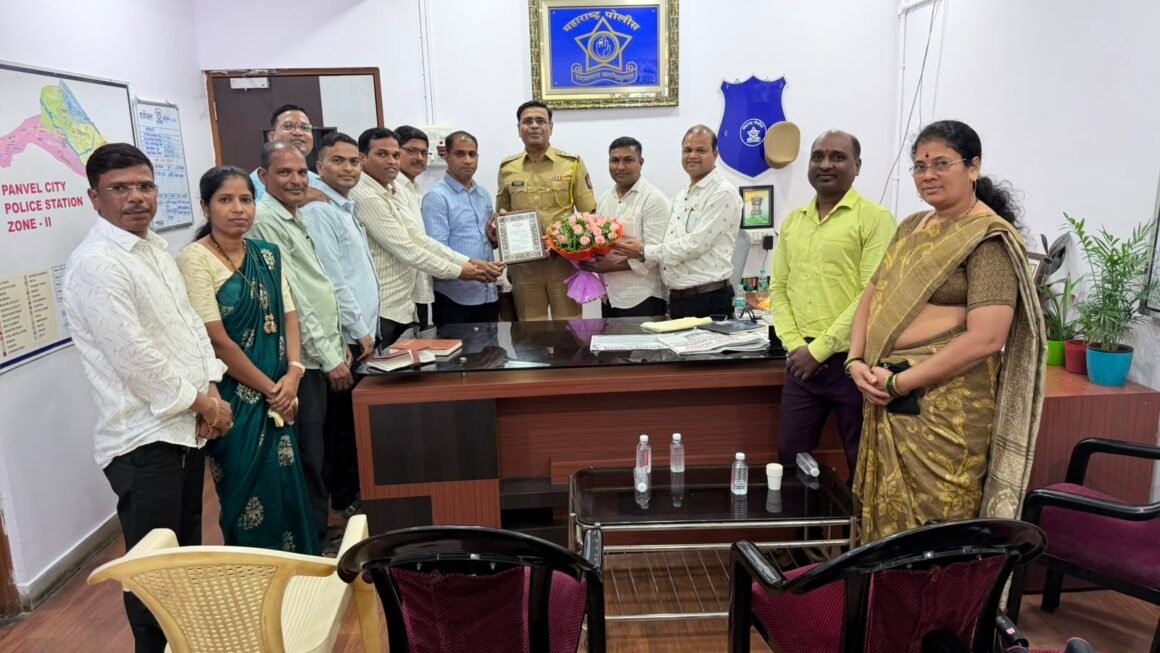 पनवेल शहर पोलीस ठाण्याचे वरिष्ठ पोलीस निरीक्षक सन्माननीय बाळा कुंभार साहेब यांनी पदभार स्विकारल्यानंतर पनवेल शहर हद्दीतील पोलीस पाटील यांची बैठक घेऊन मार्गदर्शन करण्यात आले.