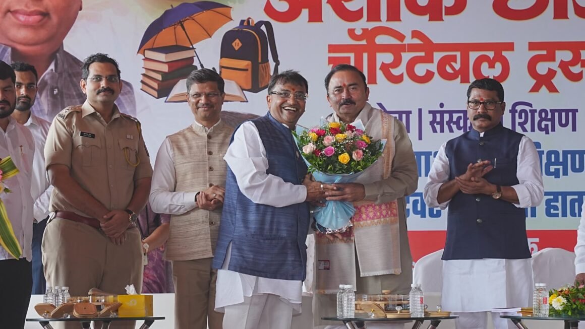 हजारो विद्यार्थ्यांना मोफत स्कूल बॅग, छत्री व वह्यांचे वाटप; स्वातंत्र्यदिनाच्या औचित्याने अशोक छाजेड चॅरिटेबल ट्रस्टचा स्तुत्य उपक्रम