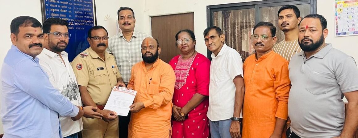 कळंबोलीतील वाहतूक कोंडीबाबत शिवसेना (उद्धव बाळासाहेब ठाकरे) पक्षाचे वाहतूक शाखेला निवेदन