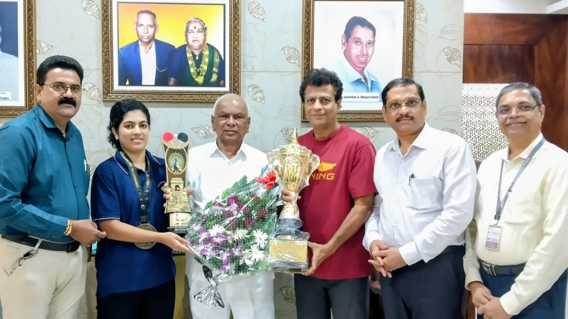 कॉमनवेल्थ टेबल टेनिस स्पर्धेत स्वस्तिका घोषची सुवर्ण झेप लोकनेते रामशेठ ठाकूर यांच्या हस्ते सत्कार; ५० हजार रुपयांचे बक्षीस