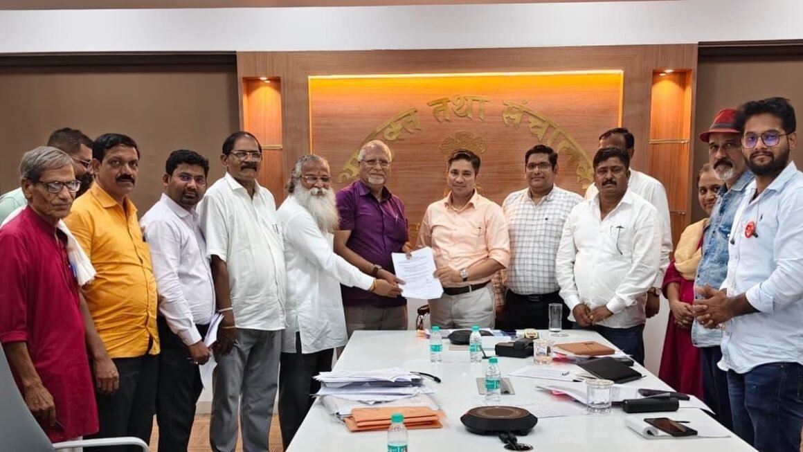 नगरपरिषद कर्मचाऱ्यांचे प्रश्न मार्गी लागणार; आयुक्त&nbsp; अभिषेक कृष्णा यांच्यासमवेत संघर्ष समितीची यशस्वी बैठक