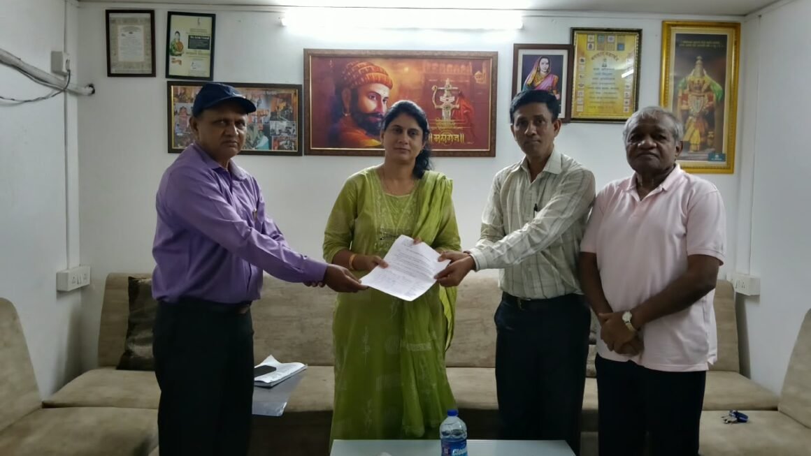 कामोठे-कळंबोलीतील नागरी समस्यांबाबत लीना गरड यांना निवेदन अपुऱ्या पाणीपुरवठ्यासह रस्ते, वीज व कचऱ्याच्या समस्यांकडे वेधले लक्ष