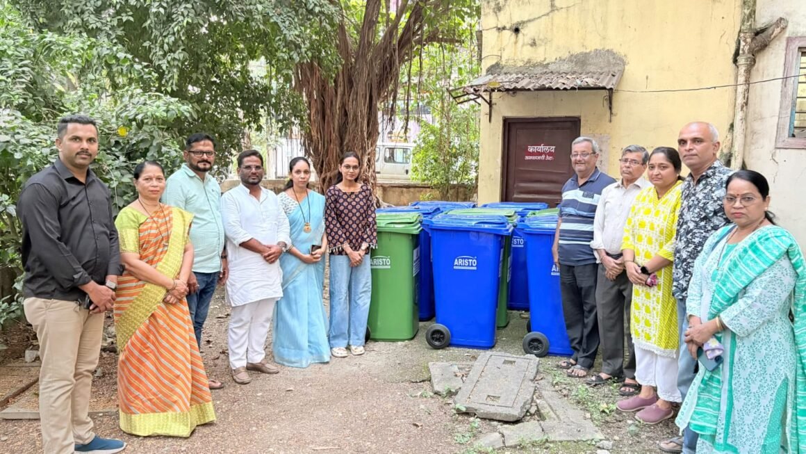 नगरसेविका आर्या जाधव यांच्या निधीतून किनारा सोसायटीला नऊ डस्टबीन ‘माझा प्रभाग, माझी जबाबदारी’ उपक्रमांतर्गत स्वच्छतेसाठी पुढाकार