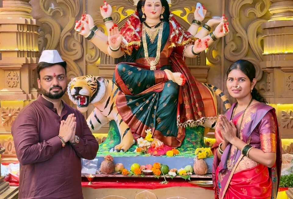 खानावळे येथील नवरात्रोत्सवात मंगेश लबडे यांनी घेतले देवीचे दर्शन
