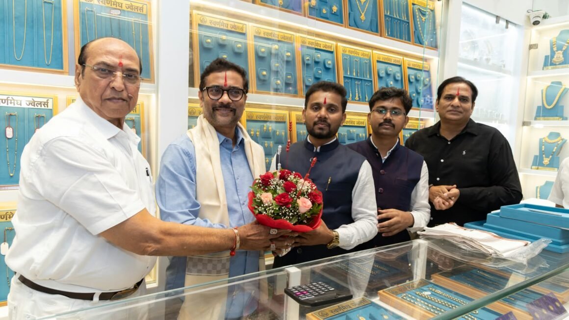 पनवेलमध्ये ‘स्वर्णमेघ ज्वेलर्स’चे उत्साहात उद्घाटननगरसेवक परेश ठाकूर यांच्यासह मान्यवरांची उपस्थिती; व्यवसायवृद्धीसाठी शुभेच्छा