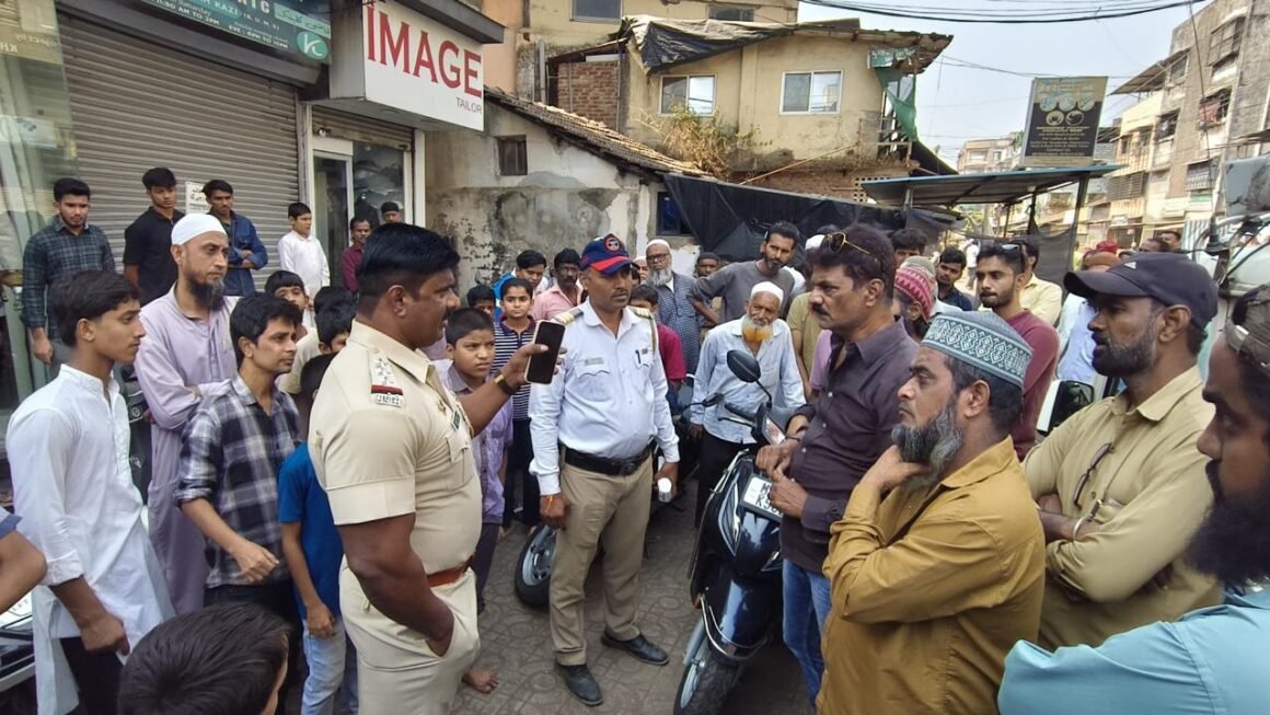मोहल्ला परिसरातील बेशिस्त पार्किंगविरोधात वाहतूक शाखेची कारवाई! रस्ते अडविणाऱ्या वाहनचालकांना सूचना; बेवारस वाहने आणि हातगाड्यांचाही प्रश्न मार्गी लावणार